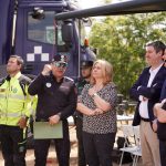 La concejala y el jefe de la Policia Municipal observan las practicas