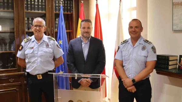 Tudela presenta a su nuevo jefe de la Policía Local 10 A la derecha de la fotografia el nuevo jefe de Policia Local acompanado del alcalde y del hasta ahora jefe de Tudela