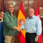 Alfonso Toribioa la izquierda y el alcalde de Algete