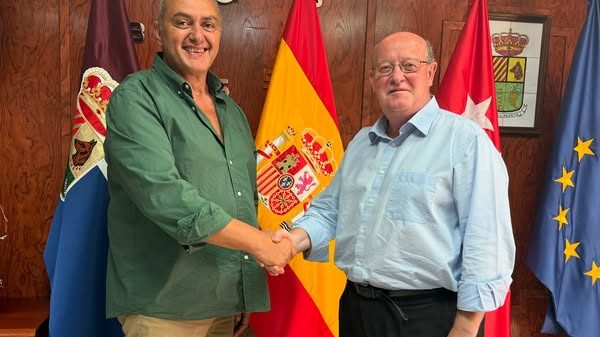 Alfonso Toribioa la izquierda y el alcalde de Algete