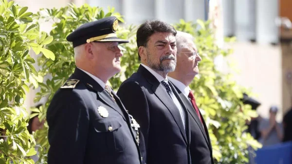 El Ayuntamiento de Alicante acude al TSJ para poder jubilar al jefe de la Policía Local 10 El jefe de Policia Local junto al alcalde de Alicante