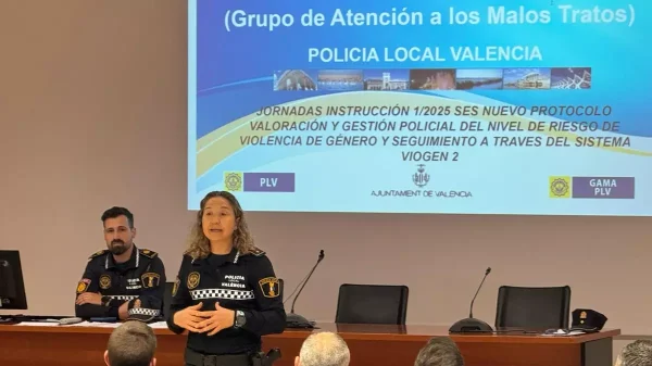 La comisaria Estefania Navarrete en una accion formativa de la Policia Local de Valencia