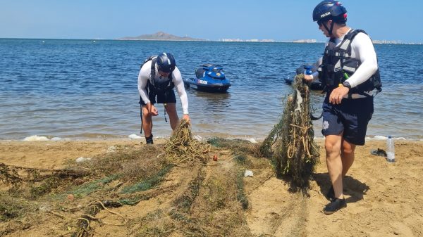 La Policía Local de Cartagena retira una red de pesca abandonada en el Mar Menor 12 Policia Local de Cartagena