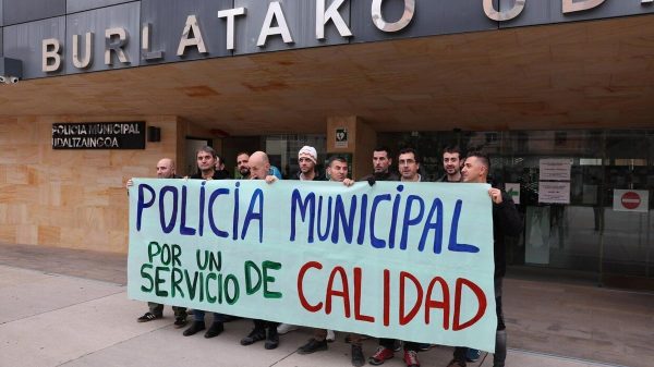 Concentracion de policias reclamando un servicio de calidad en Burlada