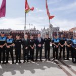 El alcalde de Valladolid junto a varios miembros de la Policia Municipal