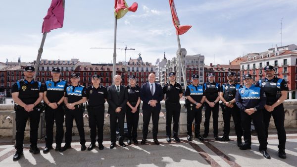 El Ayuntamiento de Valladolid otorgará la Medalla de Oro de la Ciudad a la Policía Municipal con motivo del bicentenario de su constitución 11 El alcalde de Valladolid junto a varios miembros de la Policia Municipal