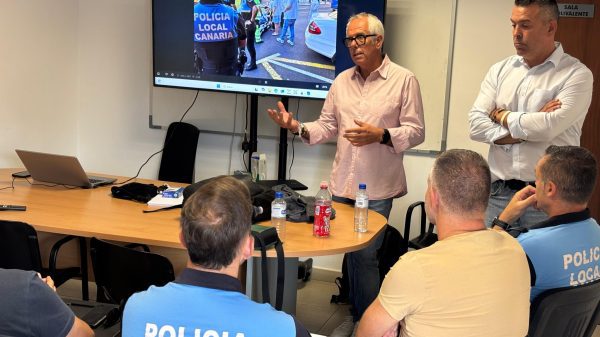 El director general en la presentacion de la formacion a los policias locales de La Palma