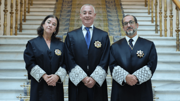 En el centro de la fotografia en nuevo Fiscal de Seguridad Vial