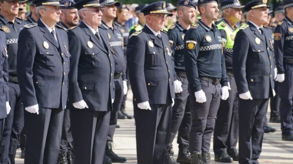 Renovación de los trajes de gala de la Policía Local de Valencia 13 Formacion de la Policia Local de Valencia