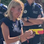La alcaldesa empunando una taser