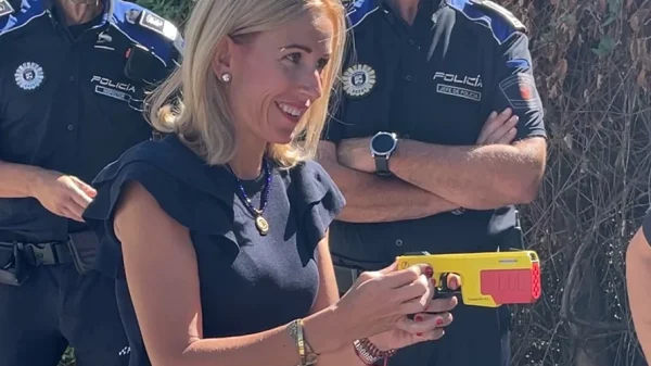 La alcaldesa empunando una taser