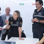 La comisaria Navarrete en una reunion con policias de su equipo