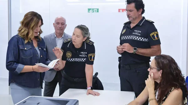 La comisaria Navarrete en una reunion con policias de su equipo