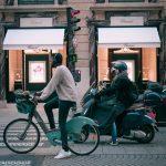 No esta permitido conducir bicicleta con auriculares