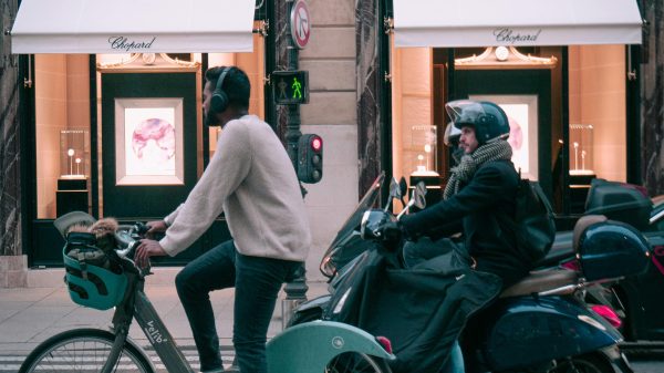 No esta permitido conducir bicicleta con auriculares