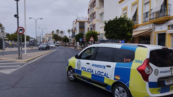 Sobresalto en Ayamonte por la presencia de una persona deambulando por el centro de la ciudad con una pistola en la mano 10 Policia Local de Ayamonte
