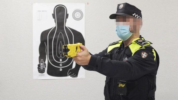 Piden que se dote de taser a los agentes de la Policía Municipal de Bilbao, ante el aumento de la violencia en la ciudad 12 Bilbao taser