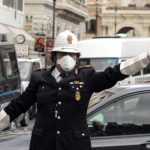 Policia municipal regula el trafico en Italia