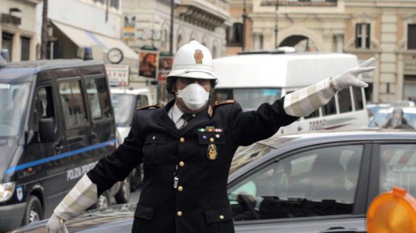 Importante reforma de las normas de tráfico en la Unión Europea 14 Policia municipal regula el trafico en Italia