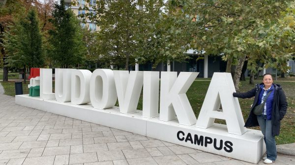 Sonia en el campus de la Universidad de Ludovika