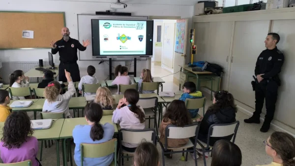 Agentes de la Policia Local hacen educacion vial en un municipio extremeno