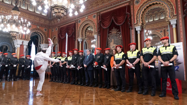 Baile del arresku en honor de la Policia Municipal de Bilbao