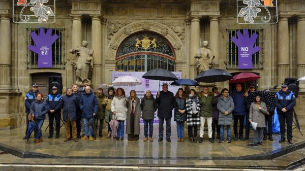 Concentracion en Pamplona contra la violencia de genero con participacion de la Policia Municipal