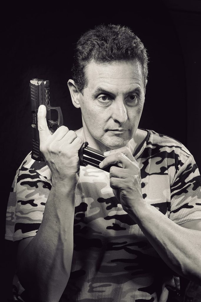 El arma: una herramienta de trabajo. LA RECARGA 1 El autor del articulo