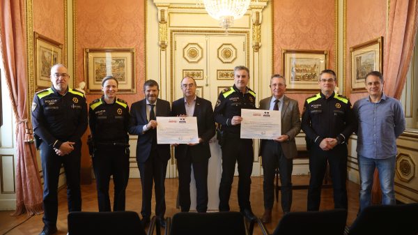 La Guardia Urbana de Barcelona recibió la acreditación de Buenas Prácticas en Seguridad Vial, todas las fotografías 9 Foto de familia