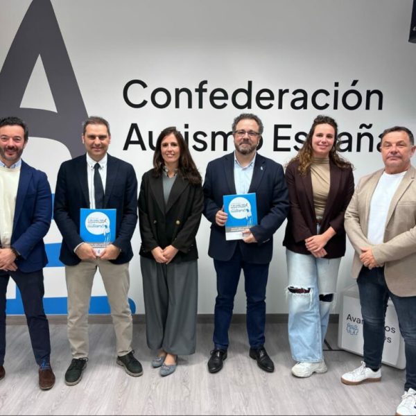 Foto de familia de los firmantes del acuerdo