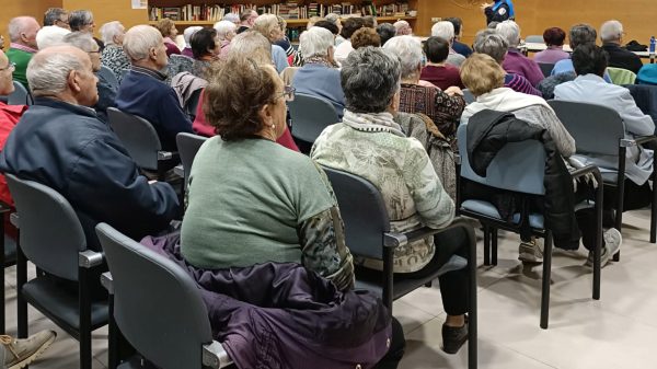Pamplona, referente nacional en la prevención del edadismo: la Policía Municipal impulsa el programa “Respeto sin edad” 9 Imagen de la accion desarrollada por la Policia Municipal de Pamplona