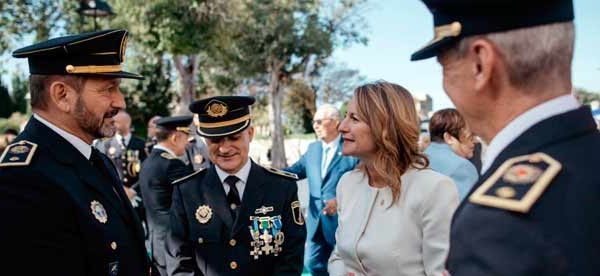 Castellón donará coches y motos para las Policías Locales de pueblos afectados por la DANA 11 La alcaldesa con miembros de la Policia Local