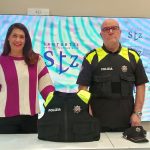 La concejala acompanada del jefe de la Policia Local