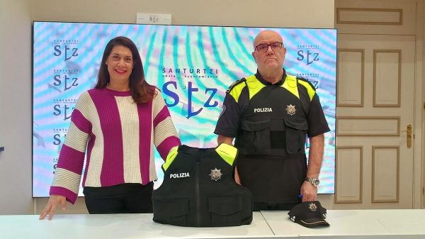 PNV aparta a su concejala de Seguridad en Santurtzi, tras ser señalada por la presunta filtración de un examen de promoción en la Policía Local 12 La concejala acompanada del jefe de la Policia Local