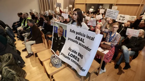 La oficial en el pleno municipal expone una pancarta