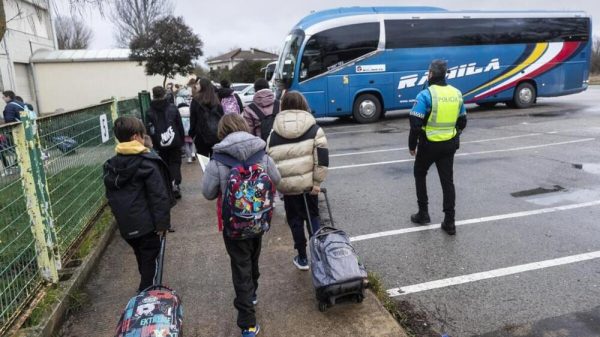 Policia local de Burgos en un colegio