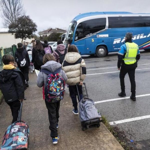 Diecinueve policías locales de Burgos se forman en un curso sobre el programa Agente Tutor 22 Policia local de Burgos en un colegio