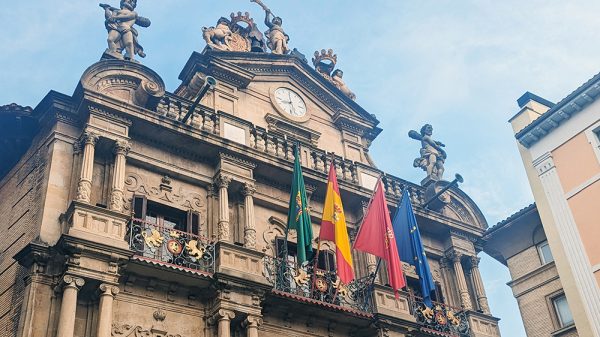 El Ayuntamiento de Pamplona actualiza su protocolo de actuación ante las conductas hostiles o agresivas externas que afectan a su personal 4 Protocolo agresiones fachada ayuntamiento web