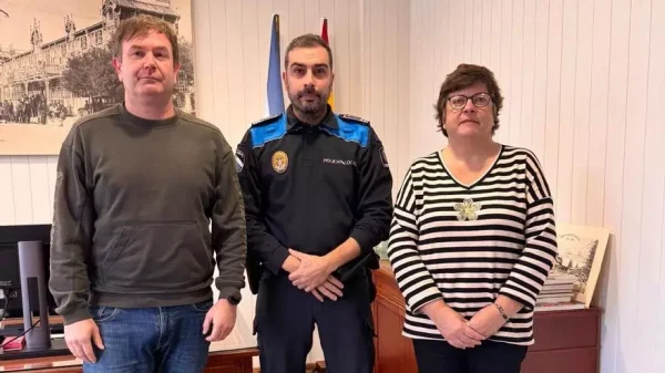 El nuevo jefe de la Policia Local entre su alcalde y la concejala de Seguridad Ciudadana