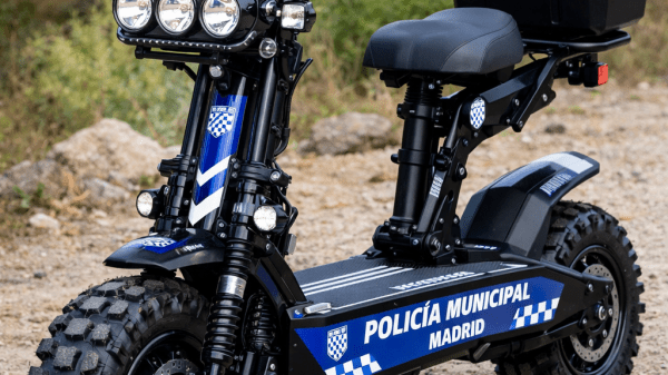 Un proyecto común entre la Policía Municipal y la Universidad Politécnica de Madrid construye el primer patinete eléctrico “multimodal” 11 El prototipo con el que se han hecholas pruebas en la Plaza Mayor de Madrid