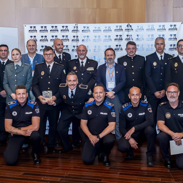 Convocados los VII Galardones Nacionales para los Servicios Policiales por la Protección Animal 15 Foto de familia de los galardonados