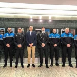 El Ayuntamiento de León homenajea a los voluntarios de Protección Civil y a la Unidad de Atención a la Familia de la Policía Local 4 Foto de familia de los policias distinguidos