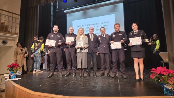 Foto de familia de los policias distinguidos