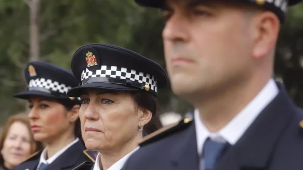 Córdoba rinde homenaje a las dos policías locales asesinadas en 1996 con un minuto de silencio 12 Policias locales de Cordoba en el acto de homenaje
