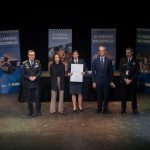 Recibiendo el galardon la Policia Local de Burriana