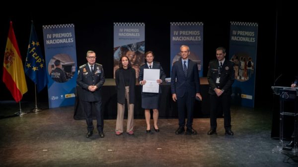 Recibiendo el galardon la Policia Local de Burriana