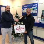 El número de la Asociación de Técnicos de Educación Vial de Andalucía (ATESVAN) fue agraciado con el 5º premio de la lotería de Navidad 4 Ricardo Aleman vicepresidente de ATESVAN junto al titular de la administracion de loteria La Buena Estrella