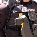 Una Taser portada por un agente de la Policia Nacional