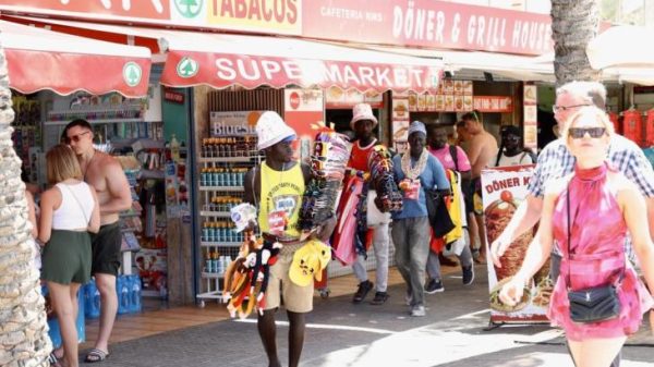 El TSJC confirma seis meses de prisión y dos años de inhabilitación a un policía local por denigrar a un vendedor ambulante 10 Venta ambulante callejera