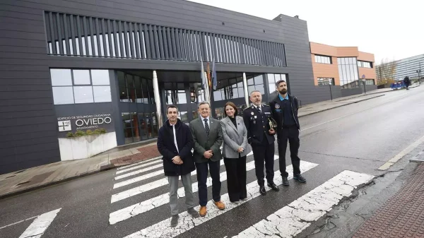 Visita de la delegada del Gobierno a la sede de la Policia Local de Oviedo